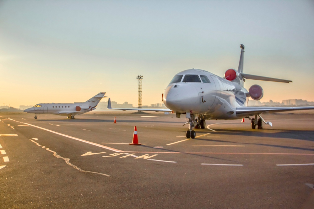Jet,Aircraft,Parked,At,The,Airport,At,Dawn